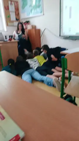 bardzo dyskretni #psp #pspkarolew #karolew #4klasa  #dc #fyp #english #englishlesson #englishteacher #dc #fyp #funny #cool #zasieg #dc #fyp #school #schoollife #primaryschool 