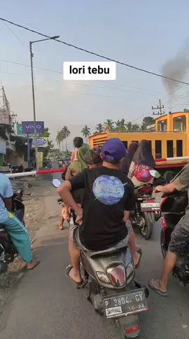 ini kereta lori khusus buat angkut tebu ya gaes... dan cuma beroperasi ketika buka giling aja #loritebu #keretatebu #fyypp #bukagiling 
