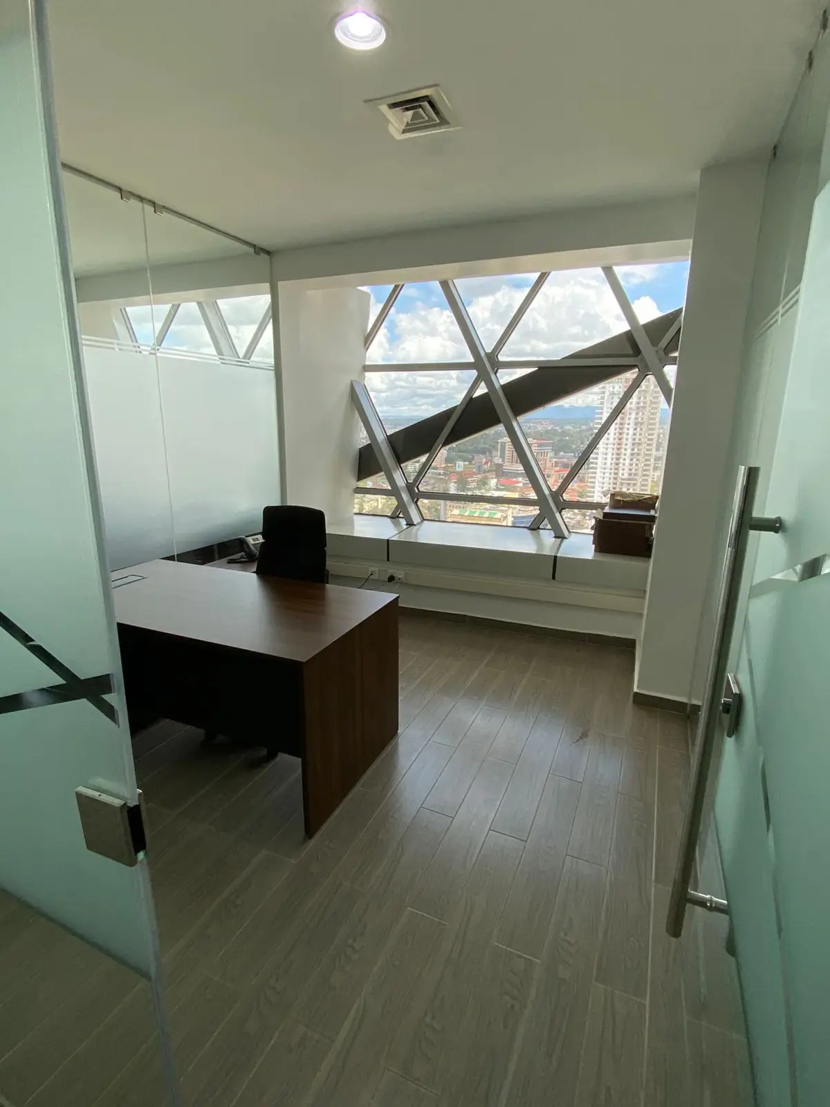 A spacious 2,021 sq.ft. office is available for rent in the heart of Upper Hill, located on the 25th floor with stunning views of Nairobi. Rental Details: Rate: Kshs 135/- per sq.ft. (inclusive of service charge) Parking: Kshs 8,500/- per slot Terms of Payment: 3 months' rent and 3 months' deposit Office Layout: 4 private offices Open workstation for 6 people Boardroom Private washrooms Kitchenette This is a well-partitioned and professionally designed space, ideal for businesses seeking a functional and prestigious address. Call 0720 492592