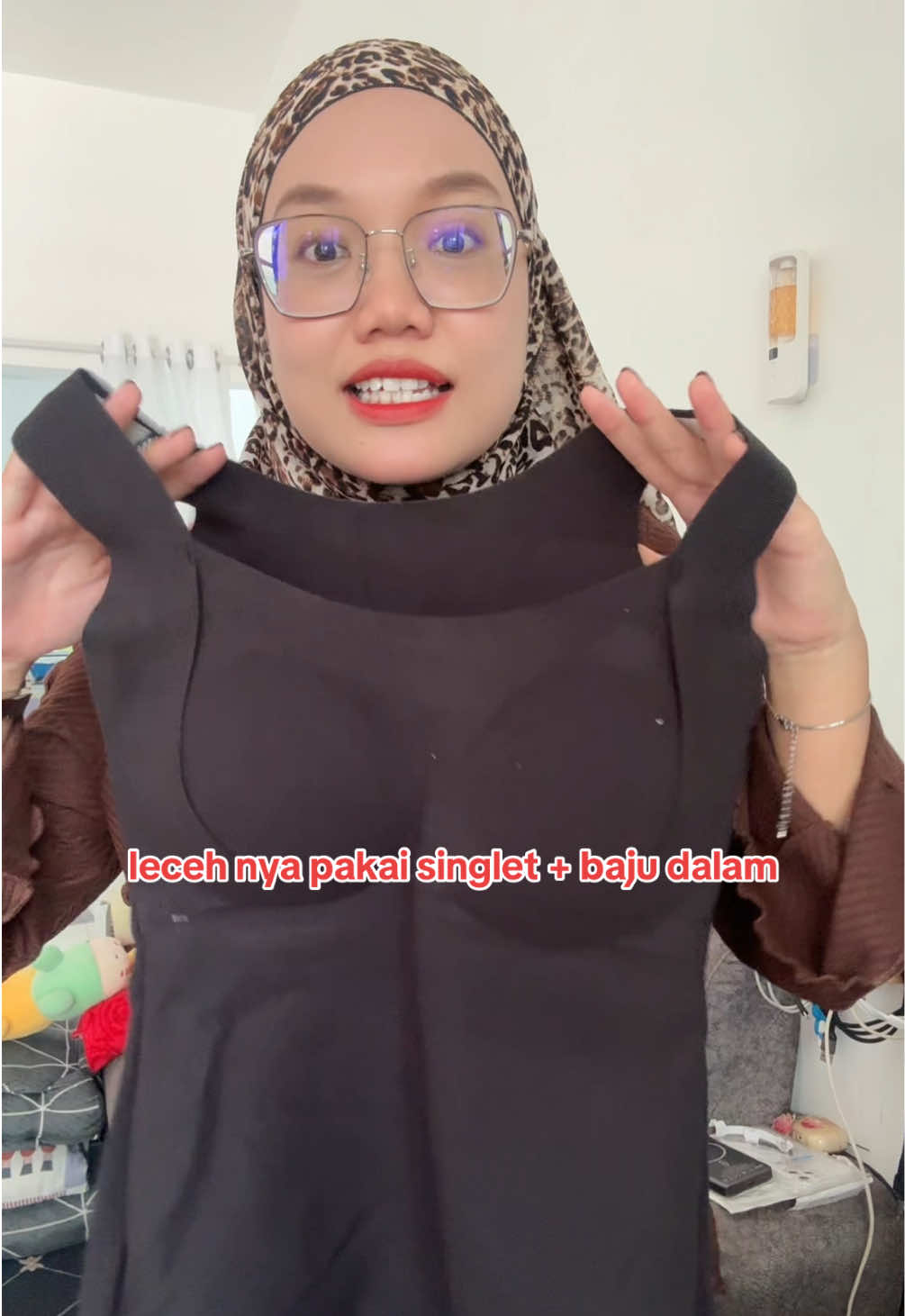 sekali sarung padahal pakai singlet dan baju dalam , benda dah mudah kenapa nak susah betul tak ? #bajusinglet #bajuperempuan 