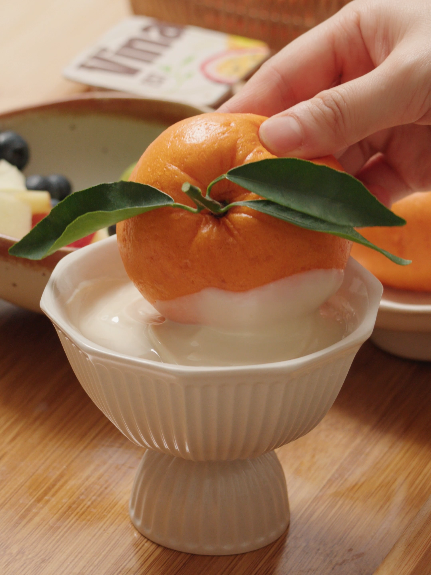 Bánh bao quả cam – mềm xốp, ngọt ngào, xinh yêu 🍊 Ăn kèm sữa chua Vinamilk thực vật 9 loại hạt là có ngay bữa chay mát bụng ngày hè! #SuachuaVinamilk #KetTuNetBung #HoptacVinamilk #Vinamilk​ #phuongphuong #emmersweet #banhbao