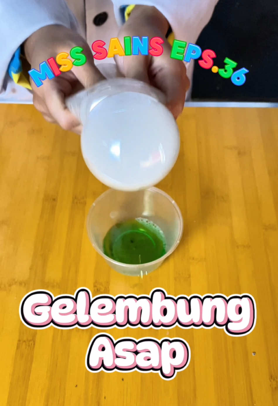 👩🏼‍🔬Miss Sains Episode 36: Gelembung biasa? Udah mainstream. Tapi gelembung asap? Ini baru WOW 🤩  💨 Asap yang ada di dalam botol terperangkap di dalam lapisan tipis sabun yang lentur. Pas gelembungnya pecah, asap langsung keluar jadi efek visual yang kece banget 🫧 Ini bukan cuma seru buat dilihat, tapi juga jadi cara asyik buat belajar sains bareng keluarga atau teman. Anak-anak pun pasti suka. Yuk cobain DIY-nya di rumah! 🧪🎉 #MissSains #SmokeBubble #DIYEksperimen #GelembungAsap #PuspaIptekSundial #Kbpayuk #FunScience #ReelsEksperimen #SainsSeru #DIYAnak #EksperimenAnak #ScienceForKids #ParentingTips #BelajarSains #FunLearning #fyp #xyzabc 