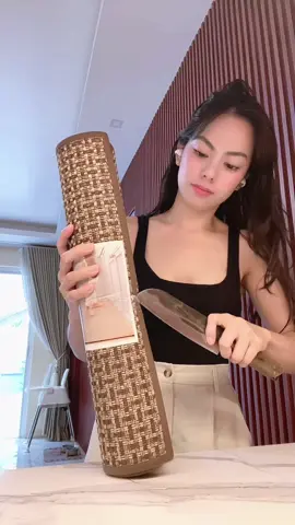 Naghanap talaga ako ng rug na: ✔️ Hindi madulas ✔️ Nakaka-absorb agad ng basa ✔️ At syempre, bagay sa kulay ng bahay namin! Available in different colors, pero I went with brown, neutral, classy, at swak sa interior ko! 🤎 May non-slip rubber sa ilalim, kaya kahit basa, hindi talaga madulas! #HomeEssentials #NonSlipMat #KitchenRugPH #TikTokFinds #MommyApproved