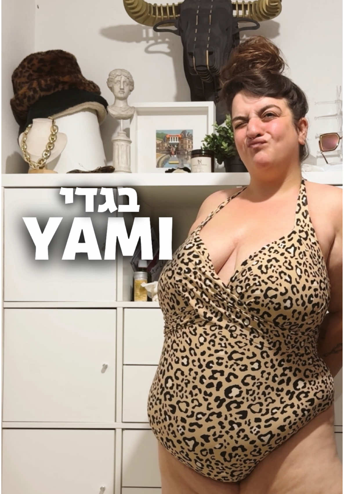 אני גאה לבשר שזו שנה שנייה שבה אני עולה לרשתות החברתיות בשת״פ עם מותג בגדי ים! 🏖️ גם כי אני שמחה להכיר לכן מותג שמייצר בגדי ים צבעוניים ושווים לטווח מידות מטורף וגם כי אני נזכרת ברוני שהלכה לים ולבריכה רק עם חולצה מעל- והיום מעלה סרטון שלה עם ביקני לעשרות אלפי עוקבות ועוקבים. ✨ ׳יאמי׳ ואני בשת״פ השני שלנו ואנחנו מאוהבות ללא ספק. לשמחתי אני יודעת שגם אתן! אז,קוד הנחה: roni10  בתוקף עד סוף חודש יוני 🥳 וספרו לנו כמה התלהבתם מ1 עד 1000000! אם זה לא היה ברור- פרסום בשיתוף @YAMI swimwear ♥️🐆😎