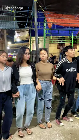 Tarian Dero: Tradisi Poso yang Bikin Anak Muda Kompak Menari Bersama SOURCE: (@renandajo) (@arifkumis29) (@itta8844) On Tiktok Tarian Dero, warisan budaya dari Poso, Sulawesi Tengah. Anak-anak muda menari melingkar, saling bergandengan tangan, mengikuti irama musik tradisional. Dulu digunakan untuk perayaan dan komunikasi sosial, kini menjadi simbol kebersamaan di era digital. #TarianDero #Dero #BudayaPoso #TradisiIndonesia #TarianTradisional #fypシ゚viral🖤tiktok #KearifanLokal #lucu
