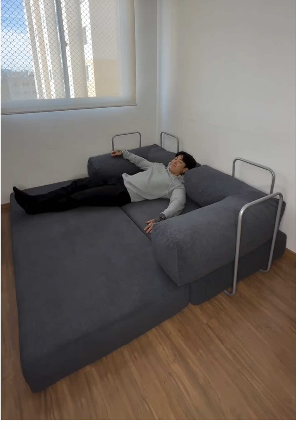 Nada como um sofá lindo e confortável, né? 😍🛋️ conheci a Sofá Na Caixa: chega compacto, passa por qualquer porta e EXPANDE SOZINHO com a tecnologia GrowTech®️ 🪄 zero esforço, zero ferramentas, só conforto! espuma firme, tecido bouclê resistente a pets e várias formas de montar… tudo isso vem dentro de uma caixa, muito prático né? eu amei!