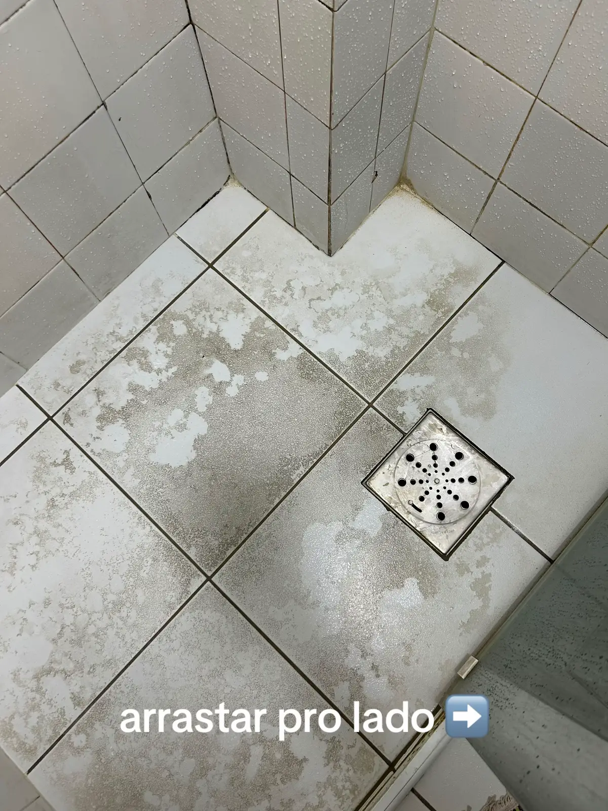 o chão do meu banheiro já fazia 1 ano que estava encrostado, já fiz muitas receitas caseiras e não adiantava, antes que comecem a falar, eu usei muito bicarbonato também tá? e com apenas 1 produto que eu já tinha aqui em casa há anos, saiu essa crosta, sem esforço nenhum. 🤡  Ainda vou terminar de limpar o banheiro. Mas já quis mostrar o resultado do chão que estava deplorável.  Querem saber qual produto eu usei? CIF 