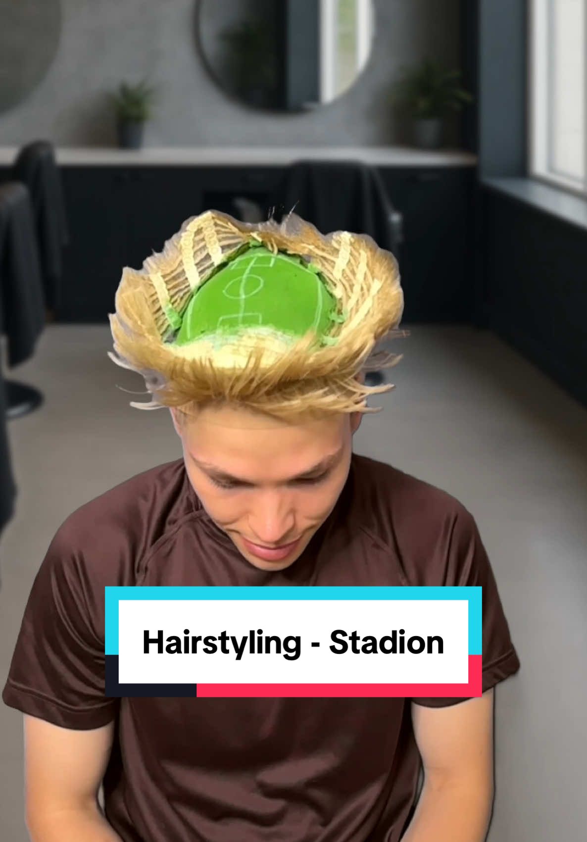 Er ging nicht ins Stadion, er WURDE das Stadion!🏟️ @YAZ ✨ #Hairstyling #Stadion #friseur #Fußballfrisur #Frisur 