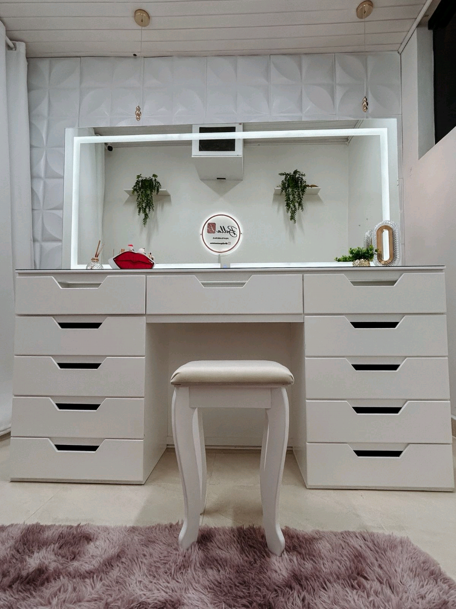 ✨ Você também sonha com um cantinho só seu? ✨ Essa penteadeira de 1,70m é tudo o que você precisa pra transformar seu quarto num verdadeiro estúdio de beleza! 💄🪞 Com gavetas vazadas, ela deixa tudo à mostra (e super organizado!), além de dar um toque moderno e elegante na decoração. Cabe tudo: makes, perfumes, skincare e ainda sobra espaço pra sua criatividade! 🌸 Se você ama praticidade sem abrir mão de estilo, essa é a escolha certa. 🖤 Porque se for pra se arrumar, que seja com charme e personalidade, né? #PenteadeiraDosSonhos #DecoracaoFeminina #CantinhoDaMake #DecorTikTok #QuartoPlanejado #MakeupLovers #EstiloEOrganizacao #PenteadeiraPerfeita #TikTokDecor #MoveisPlanejados