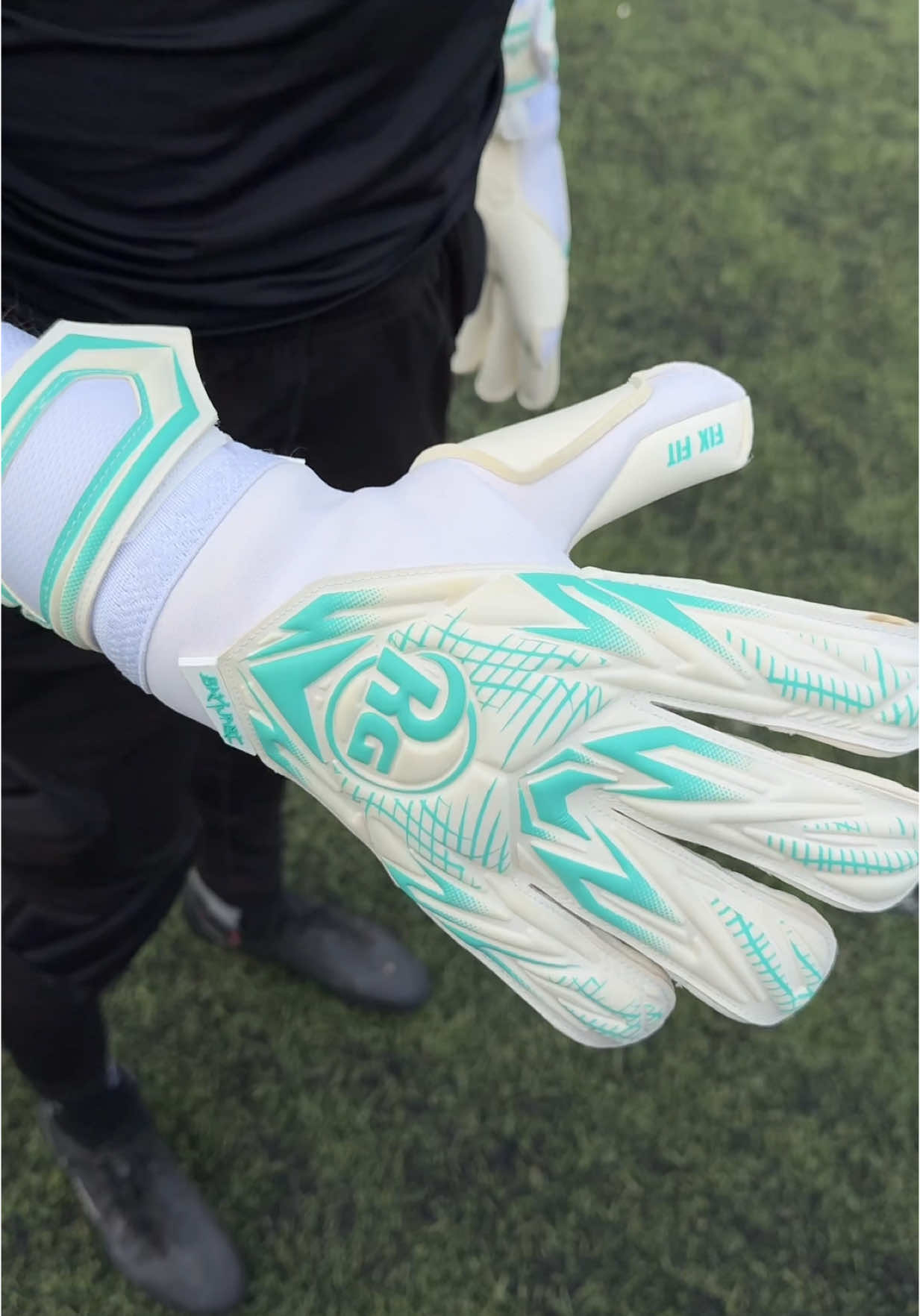 🔊🤤 ASMR of RG Samurai 🧤💚  @rggoalkeepergloves 2025 - 2026 ! 🔥 A beastly design and grip! 🤯🧲 Born to be a keeper!!! #RG #rggloves #gk #gkgloves #RGSamurai #Grip #goalkeeping  #goalkeepers #goalkeepergloves #ASMR #viralvideos 