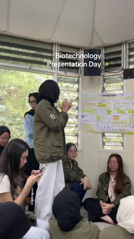 EMANG IYA KELAS DI SF ITB SE KEOS ITU?! daripada penasaran yuk intip keseruan kelas di Sekolah Farmasi ITB lewat video ini 🧬💉 #SFITB #ITB #itbgirls #itbboys #farmasi #farmasiitb 