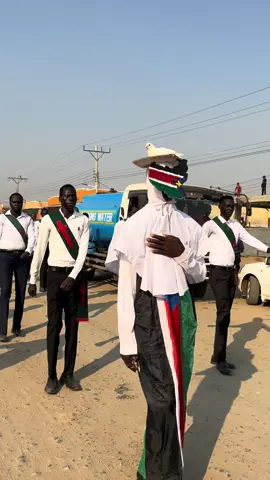 Así es una procesión en Sudán del Sur. Procesión de año nuevo. Con una paloma en la cabeza y el mapa del país en la cara. #sudandelsur #southsudan #africa #juba 
