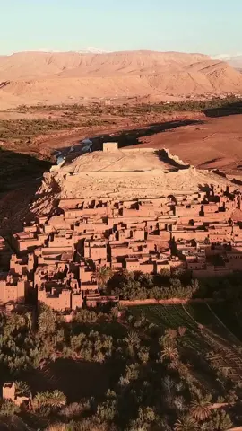Bem-vindo ao Ait Ben Haddou, um dos cenários mais incríveis do mundo! 🏯 Localizada no sul do Marrocos, esta antiga cidade fortificada (ksar) parece ter parado no tempo com suas construções de barro e palha cercadas pelo deserto do Saara. 🌵☀️ 💡 Curiosidades: Patrimônio Mundial da UNESCO! 🌍 Já foi cenário de filmes e séries famosos como 