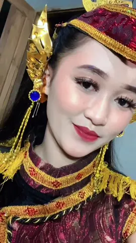 Bulu mata anti badainya tumbang😭🙏🏻 #tradisionaldance #mekaring #indonesiadance #keseniankerakyatan #kesenianrakyat #kulonprogoyogyakarta 