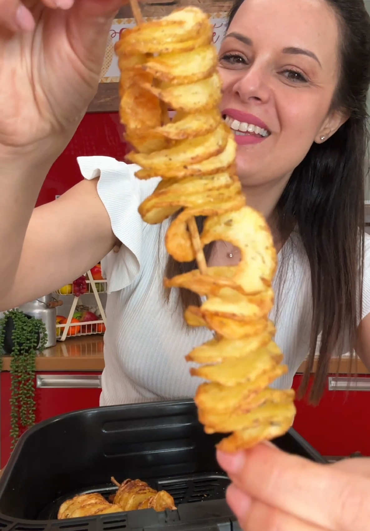 Non le solite PATATINE FRITTE 🥔 oggi prepariamo le SPIRALI DI PATATE in #friggitriceadaria o forno.   Ti basterà lavare le #patate, meglio se non troppo grandi, infilzarle su uno stecco lungo di legno fino ad arrivare all’altra estremità. Procuratevi una grattugia come quella che ho utilizzato io, con taglio largo al centro e in questo iniziate a girare la patata, fino ad arrivare all’altra estremità. In pochi istanti otterrete una spirale. Apritela sullo stecco di legno, poi lavatela sotto l’acqua corrente per eliminare l’amido e tamponatela su della carta assorbente. Insaporitela con olio e aromi a piacere, io paprika e rosmarino. Cuocete le vostri spirali in friggitrice ad aria a 200° per 15/17 m. Devono diventare dorate e croccanti. Potete utilizzare anche il forno ventilato a 200° fino a doratura oppure friggerle in olio di semi caldo.   #ricetta #lericettedigessica #ricette 