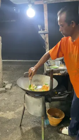 Kenapa nasi goreng kalo jualnya dipinggir jalan pakai gerobak gini mesti enak, kan nagihin🫰#kuliner #kulinermalam #kulinercaruban #caruban24jam #bajulan 