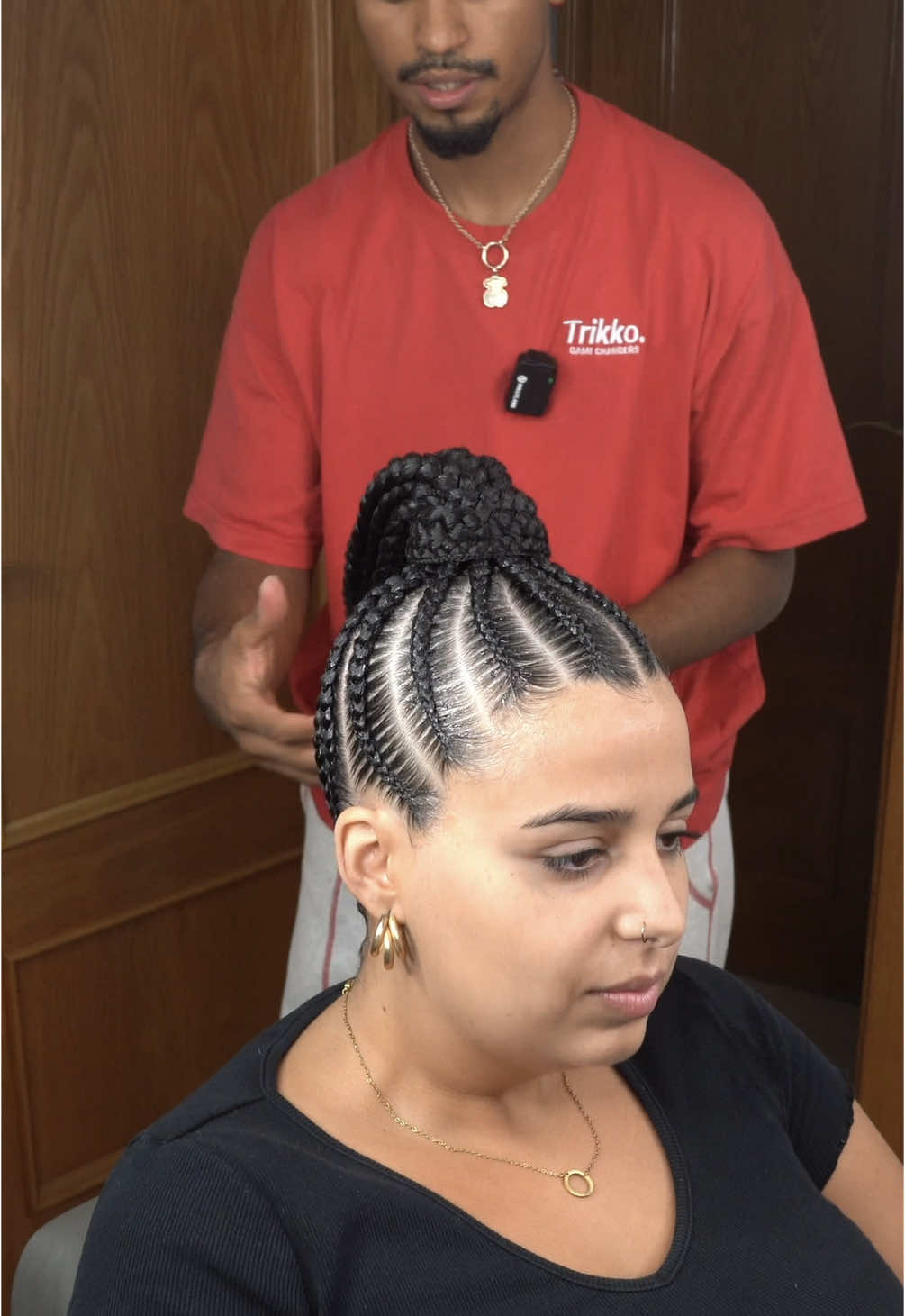 English version 🇬🇧  ✨ Want the full braided ponytail tutorial? Comment “ponytail” and I’ll send it to you! If you’re aiming for definition and scalp protection, this is for you. We’ll start by parting the hair from front to back, and then from underneath to the ear — this helps create a circular base to guide the braids and reduce tension. By not adding extensions to every single braid, we avoid bulk and get cleaner stitch definition. This method also prevents weight stress caused when all braids pull to the same spot. We finish by working bottom to top to form the ponytail, hydrating the roots with CTML, sealing with mousse, setting with warm air, and adding a shine spray. A single braid becomes your natural tie — cleaner, prettier. Are you also craving this level of detail and care? Follow for more tips — and don’t forget to comment “ponytail”! #ponytail #braidstutorial #braids #braider 