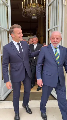 Brasil e França de mãos dadas, firmes na defesa da democracia, da paz, do multilateralismo e do desenvolvimento sustentável. Le Brésil et la France main dans la main, fermes dans la défense de la démocratie, de la paix, du multilatéralisme et du développement durable. 🎥 @Ricardo Stuckert 