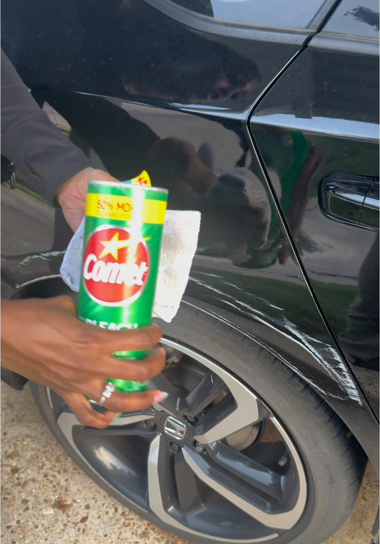 My bestfriend stay scraping her car 😭 but Comet & water always come through ✨ Who needs a body shop when you got household hacks 😂 #CarHack #CometCleaner #BestieChronicles #TikTokHacks
