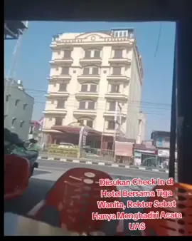 Diisukan Check In Di Hotel Bersama Wanita, Rektor Sebut Hanya Menghadiri Acara UAS  Labuhanbatu, Liputan 4.Com - Baru-baru ini salah satu Rektor Universitas di Kabupaten Labuhan batu , diisukan Check In dengan tiga wanita di sebuah hotel dikota Medan. Dikutip dari media Hastara.id .Usai memarkirkan kendaraan di area parkir hotel,tim mencoba stay di pos jaga depan untuk memastikan bahwa yang membawa mobil merupakan sang rektor, sebagaimana petunjuk informasi yang sebelumnya diperoleh. Sesekali tim memonitor ke area parkiran mobil, dari tim media Hastara.id, diketahui ada seorang pria yang dua kali bolak balik masuk ke mobil Fortuner putih tersebut. Tim merasa ada kecurigaan yang ditunjuk kan oleh pria berperawakan cepak itu, dan akhirnya memilih bergeser ke luar area hotel.setelah tim bergeser ke lokasi lebih aman, tepatnya di seberang hotel bintang tiga legendaris di kota Medan tersebut, Fortuner putih itu lantas keluar dari area parkir Menuju depan lobby. Pria berperawakan cepak yang diduga sebagai sopir pribadi rektor, lantas terlihat terburu-buru membuka bagasi mobil untuk memasukkan sejumlah barang. Setelah itu terlihat sang rektor yang memakai kaos hitam berkerah masuk ke dalam mobil, diikuti tiga orang wanita. Dua memakai hijab dan satunya lagi tidak pakai hijab.  Kedua wanita berhijab itu masih tampak sangat muda, kisaran usia 20 tahunan. Satunya lagi tampak lebih dewasa, berparas cantik dan berambut panjang. Tak sampai lima menit, Fortuner putih itu langsung tancap gas keluar dari hotel.  Menurut informasi dari sumber terpercaya Hastara.id. Terkait pemberitaan viral yang berjudul dugaan skandal Rektor Universitas swasta labuhan batu rektor tersebut membuat surat keberatan ke pimpinan yang menerbitkan berita tersebut, Tak benar itu.saya saat itu sedang menghadiri acara UAS di hotel JW Marriott Medan , kebetulan saya menginap di hotel Antares dan saya tidak mengetahui pemberitaan tersebut 