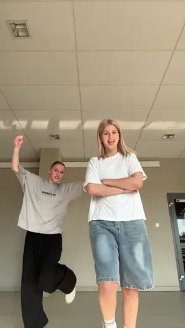 to the left🔥🙌🏼@julia #dance #fyp #duo #fypシ #viral 