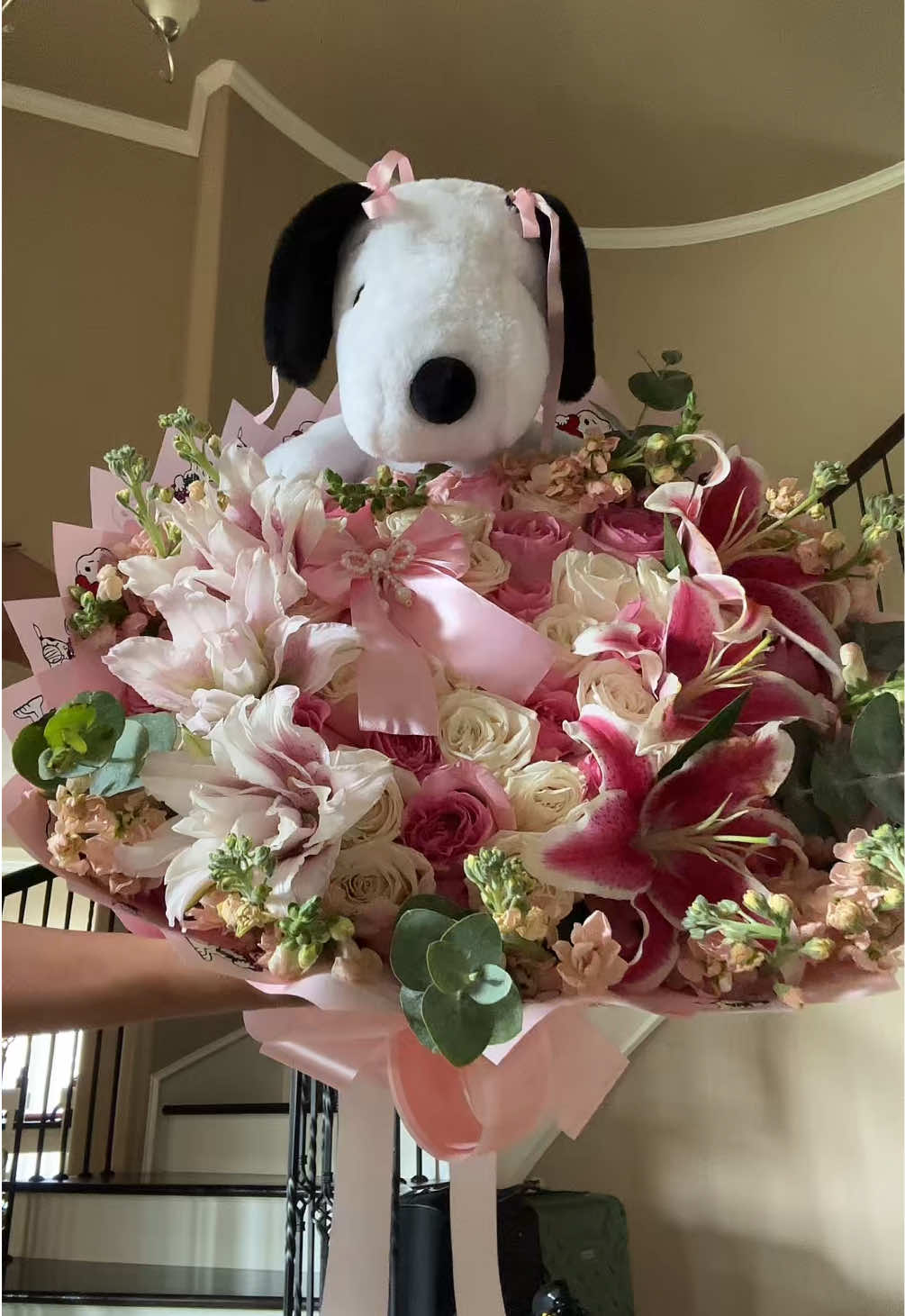 snoopy bouquet 🥹 insta: isabels_flores 💕 #isabelsflores #snoopy #snoopylover #fy #gf #giftideas #lilies #lilie #trending #houstonflorist #ramo #ramobuchon #girly #coquette #blooms #SmallBusiness #hibiscus #flowers #parati #fypシ 