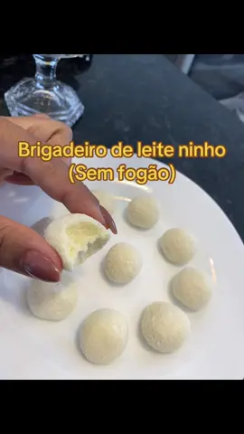 Brigadeiro de leite ninho  (Sem fogão)  2 ingredientes  4 colher de sopa de leite em pó   3 colher de sopa de leite condensado  Modo de preparo Mistura tudo até formar uma massinha. Enrola os brigadeiros e polvilha leite ninho por cima.  #docinho #leiteninho #brigadeirogourmet #brigadeirodeleiteninho #leitecondensado #doce #receitafacilfacil 