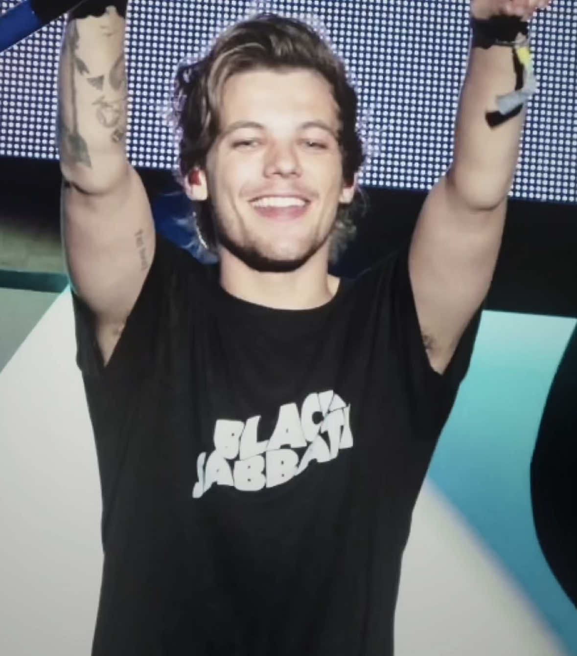 He can dive in it when he likes🤞🤞 #dunklyies #louistomlinson #foryoupagе #fyp #onedirection #xyzabc #edit scp - @e 🍉 