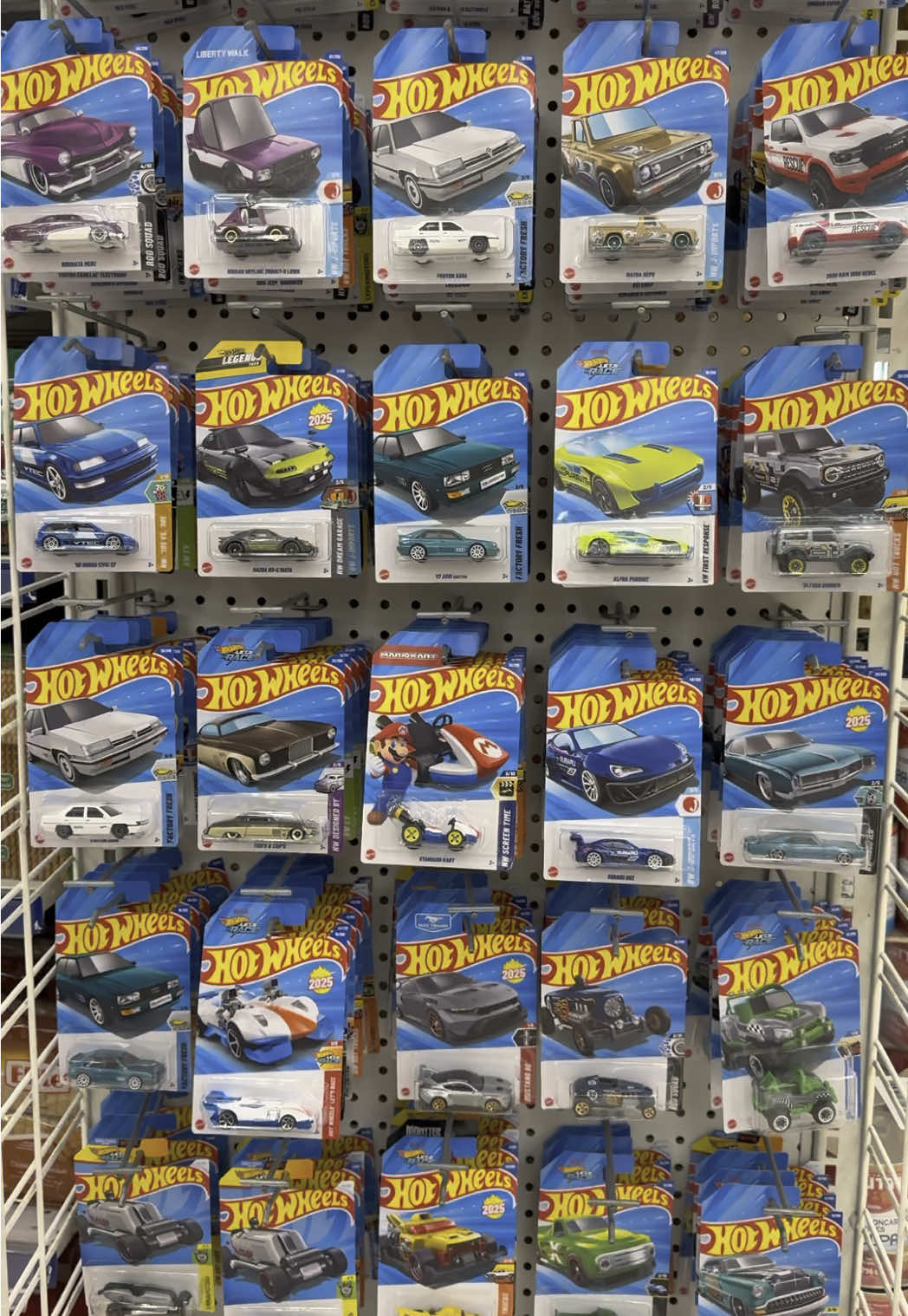 ANOTHER COLLECTOR WILL BE HAPPY TO SEE THIS PEG . . . . . #hotwheelscollector  #hotwheelsdaily #hotwheels #peghuntinghotwheels #collectors  #hotwheelscollections #mainline #peghunting #treasurehunt