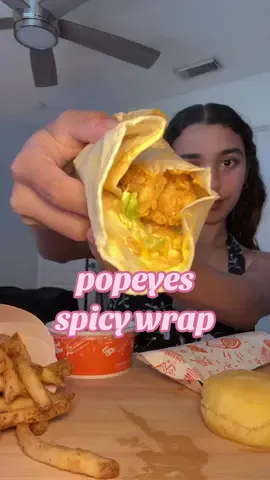 trying popeyes new spicy wrap ✨ #mukbang #mukbangeatingshow #eatingshow #eat #eating #eatwithme #Foodie #foodietiktok #food #FoodTok #asmr #foodasmr #foodporn #fyp #popeyes #spicywrap #snackwrap @Popeyes 