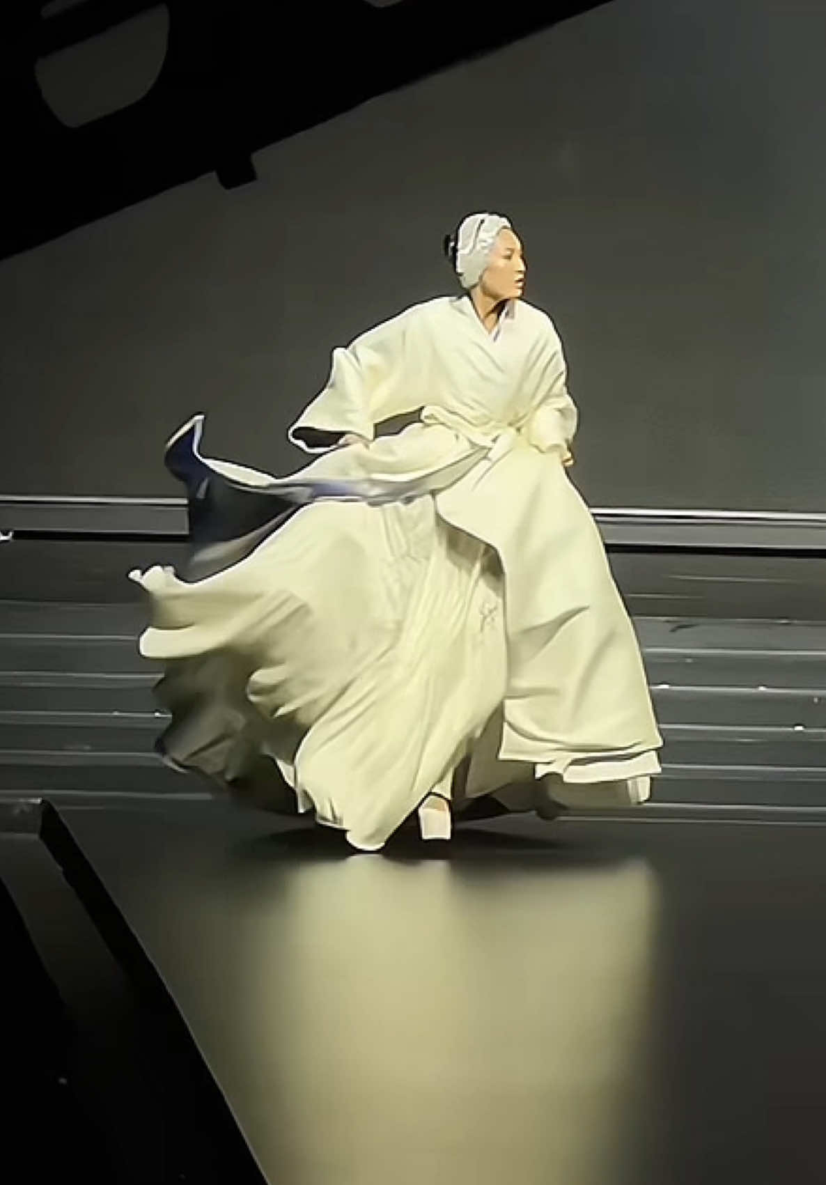 Tú Anh trong BST của Julien Fournié Haute Couture tại AVIFW SS19 #thuananfashion #fashion #fashiontiktok #thoitrang #fashioninspo #fashiontok #fashiondesigner #design #hautecouture #julienfournie  #AVIFW2025 #AquafinaVietnamInternationalFashionWeek  #HuynhTuAnh