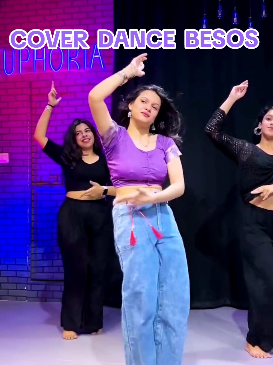 Dance Besos 🎶😍🔥💋 #trendingsong #besos #fypシ゚  #jacquelinefernandez #karlwine #hindimusic #bollywoodsong  #sheryaghoshal #shikhardhawan #trendingdance #besos #viral #shikhardhawan #karlwine #besos 