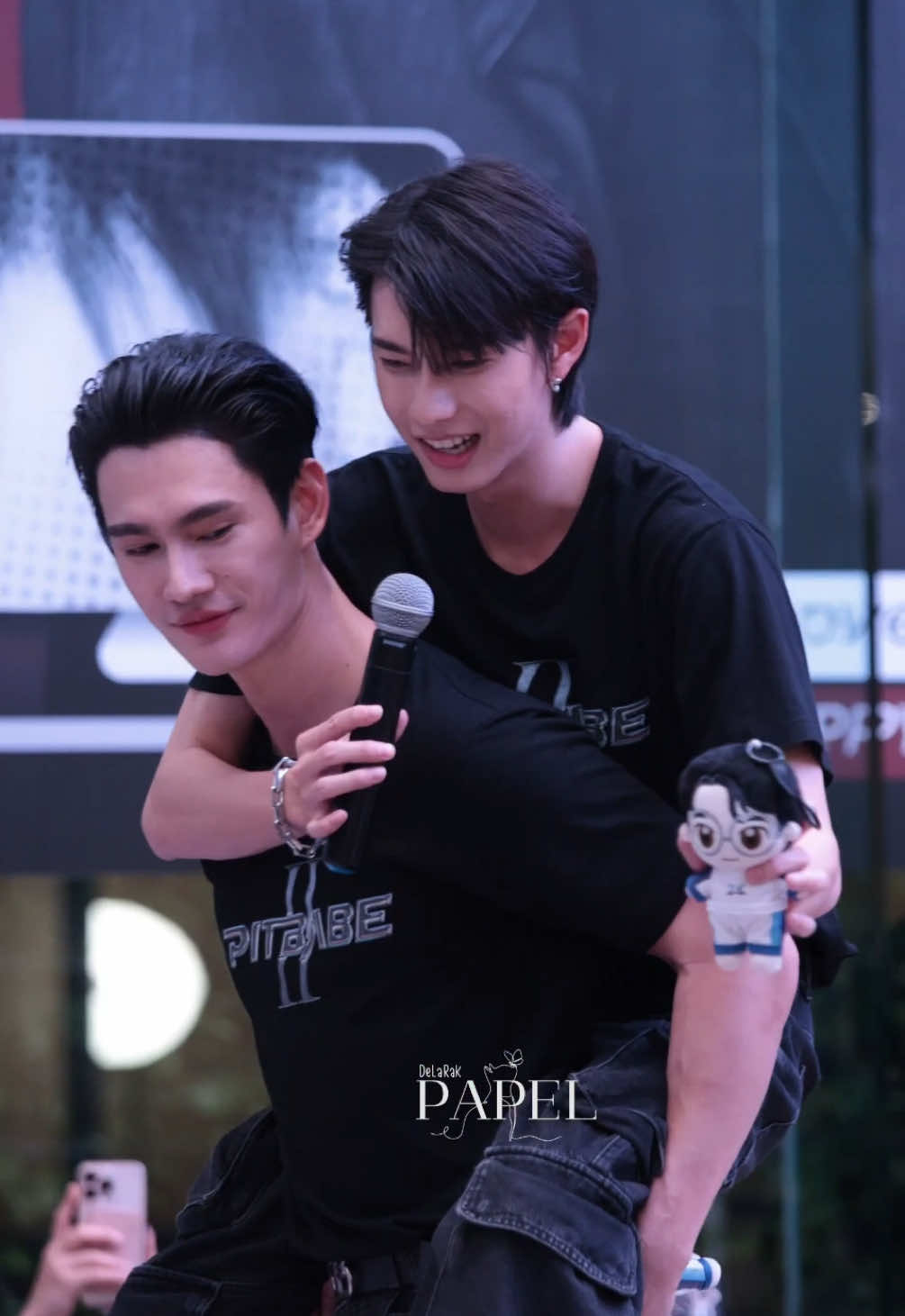 เหนื่อยหน่อยนะพาเวล แฟนคลับก็ต้องเลี้ยง ผัวก็ต้องอุ้ม #พาเวลพูม #pavelphoom #พูห์กฤติน #ppoohkt #พูห์พาเวล #poohpavel 