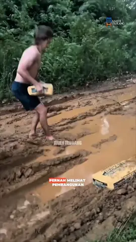 Teknik Sak Semen Instan! Bangun Tanggul Kuat Tanpa Cor Manual! --- 📝 Deskripsi: Pernah lihat pembangunan tanggul atau dinding sungai tanpa proses pengecoran manual? Inilah metode cerdas dan praktis yang dikenal dengan nama Sackcrete Method, atau dalam bahasa sederhananya: teknik beton karung. Karung-karung semen instan ditata langsung di lokasi—tanpa perlu dibuka—lalu cukup disiram air agar meresap ke dalam. Semen di dalam karung akan mengeras di tempat, membentuk struktur kokoh seperti beton cor. Teknik ini sangat cocok untuk memperkuat tebing sungai, mencegah longsor, atau membangun struktur di area lembap dan sulit dijangkau. Hemat waktu, tenaga, dan biaya—hasilnya tetap kuat dan tahan lama. Inovasi sederhana yang sangat mengesankan! --- #Sackcrete #BetonKarung #TeknikSackcrete #TeknikSipil #SemenInstan #DIYProyek #InovasiKonstruksi #TanggulSungai #ProyekCepat #TanpaCorManual #CivilEngineering #BangunanKuat #SolusiLapangan #TanggulAntiLongsor #TeknikLapangan #MetodeSackcrete #PembangunanPraktis #SmartConstruction #BangunCepat #Quikrete #Revetment #KarungSemen #SackcreteMethod #BangunanEfisien #BetonInstan #ProyekInovatif