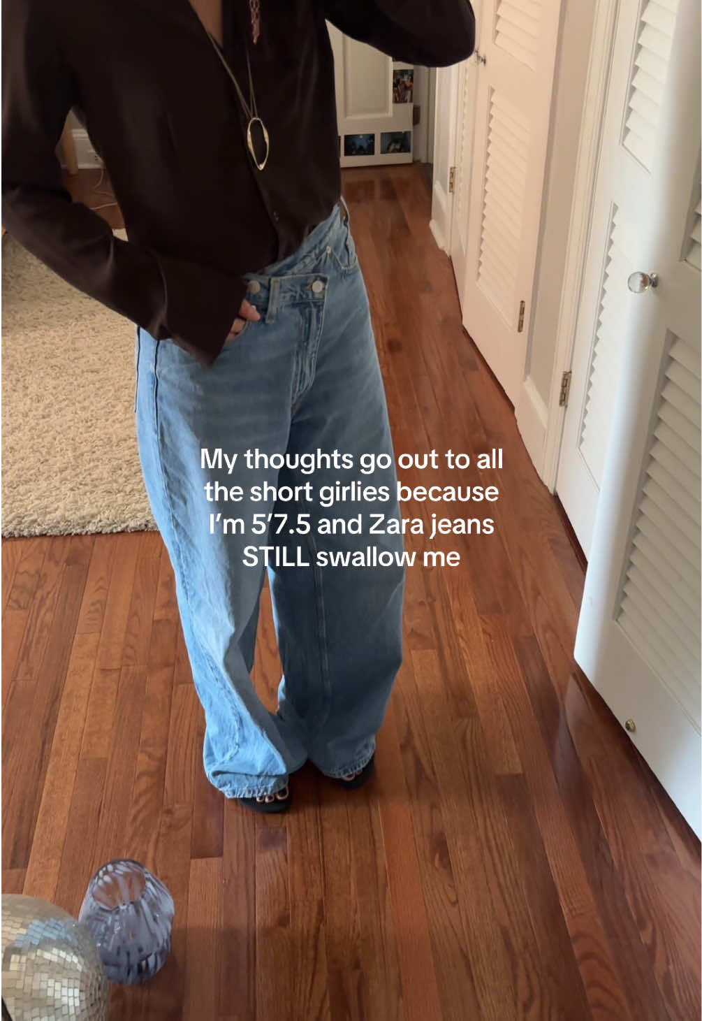 But I don’t want to cut the bottoms and have a raw hem…struggles #zara #zarajeans 