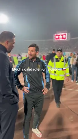 Claudio Bravo 🤝 Lionel Messi Video: Felipe Labbé (X) #laroja #seleccionchilena #chile