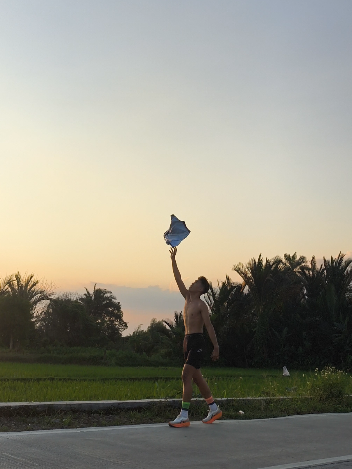 kuncinya kmu harus melawan dirimu sendiri  #caradisiplin #discipline #berlari #larisore #run #sunset #giat #kontenlari #bidanrita #pelarikonten #Running #tientoindonesia #ortushypersonic 