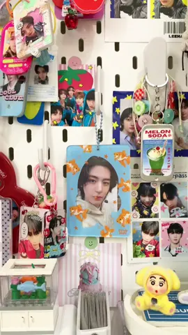 desk tour 🍮🧸💗 #trinkets #desk #desktour #desksetup #kpopdesk #keychain #stickers #leehan #boynextdoor