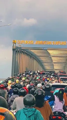 Banyak yang ngeluh kalau sudah lewat sini, tapi kalau ada sunset banyak yg berhenti di jembatan😂budak Pontianak pasti tau ni😁 #fyp #viral #realstiktok #viraltiktok #CapCut #realstory #fypage 