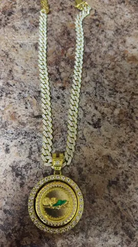Check out the San Judas Tadeo necklace from El Des Mundi! It's perfect for tough times when the heat is on and you need protection. This necklace has a unique design and powerful protection, making it a must-have for any difficult situation. Get your San Judas Tadeo necklace now and feel the difference!