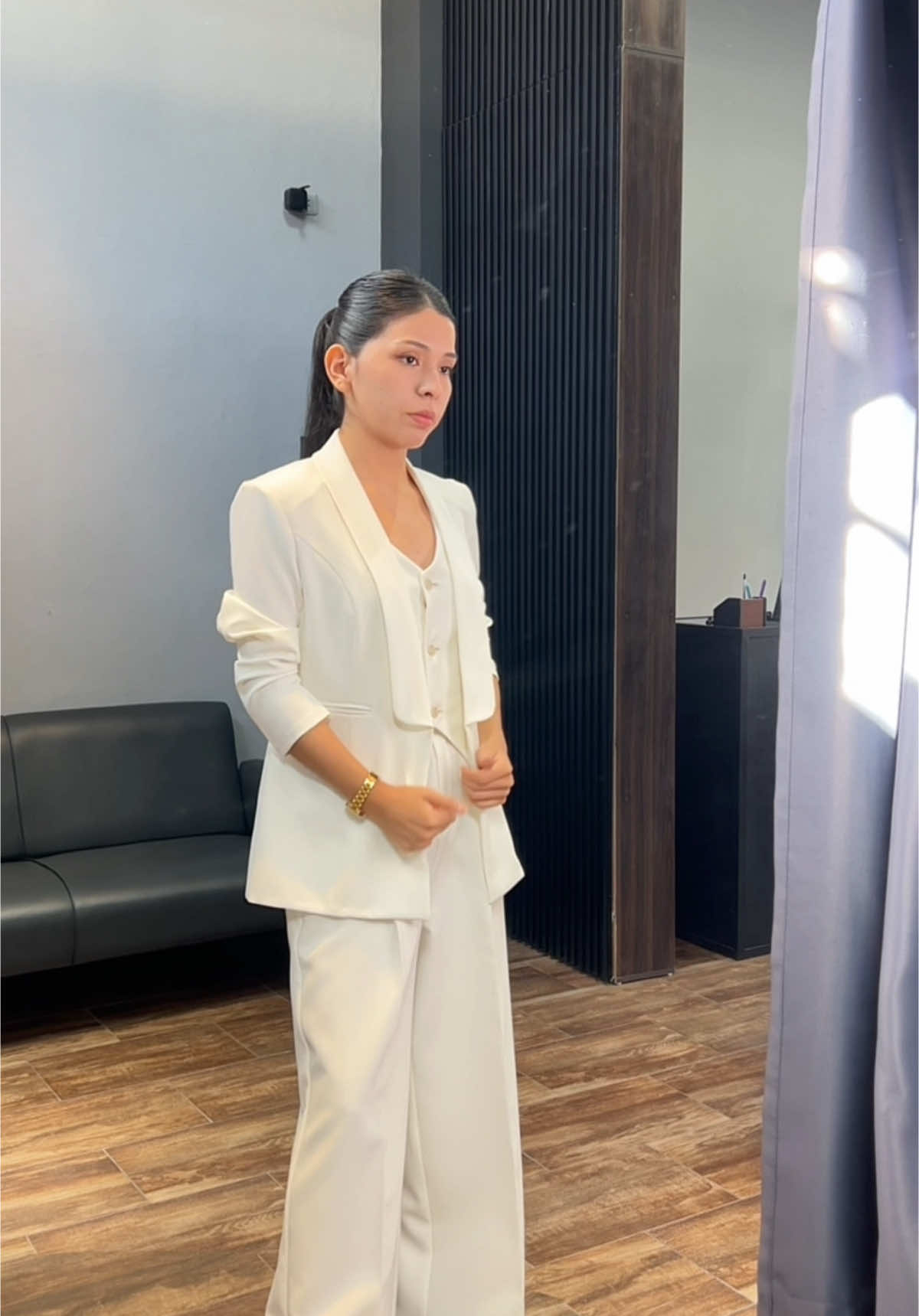 Estilo que no necesita explicación 🤍 No necesitas brillo, ni escote, ni exceso. Solo un buen traje blanco que hable por vos. #conjuntosastre #modafeminina  #estilo #mujer #outfitinspo  #oldmoneyaesthetic #moda  #graduacion #universitarias #businesswoman #imagenpersonal 