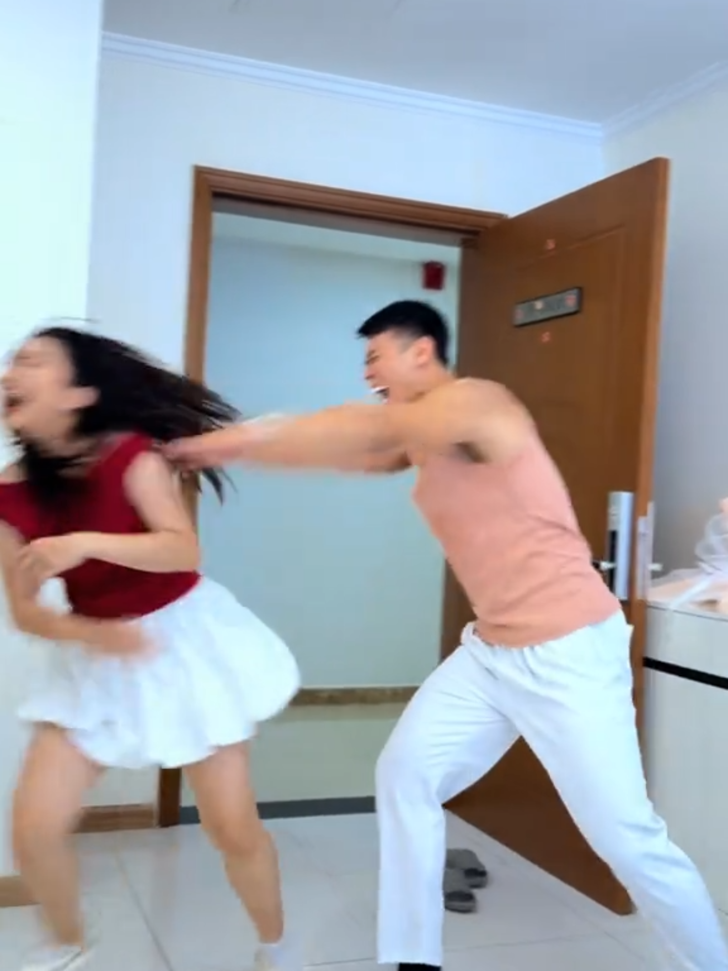 Thương nhau lắm, cắn nhau đau...