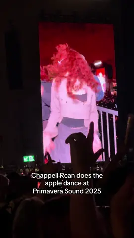 2/3 of the Powerpuff Girls activated 💥 @Charli XCX brought out @chappell roan for the apple dance in Barcelona during her headline Sweat Tour show with @Troye Sivan 🍏 #Dazed #Charlixcx #ChappellRoan #TroyeSivan #SweatTour #PrimaveraSound 