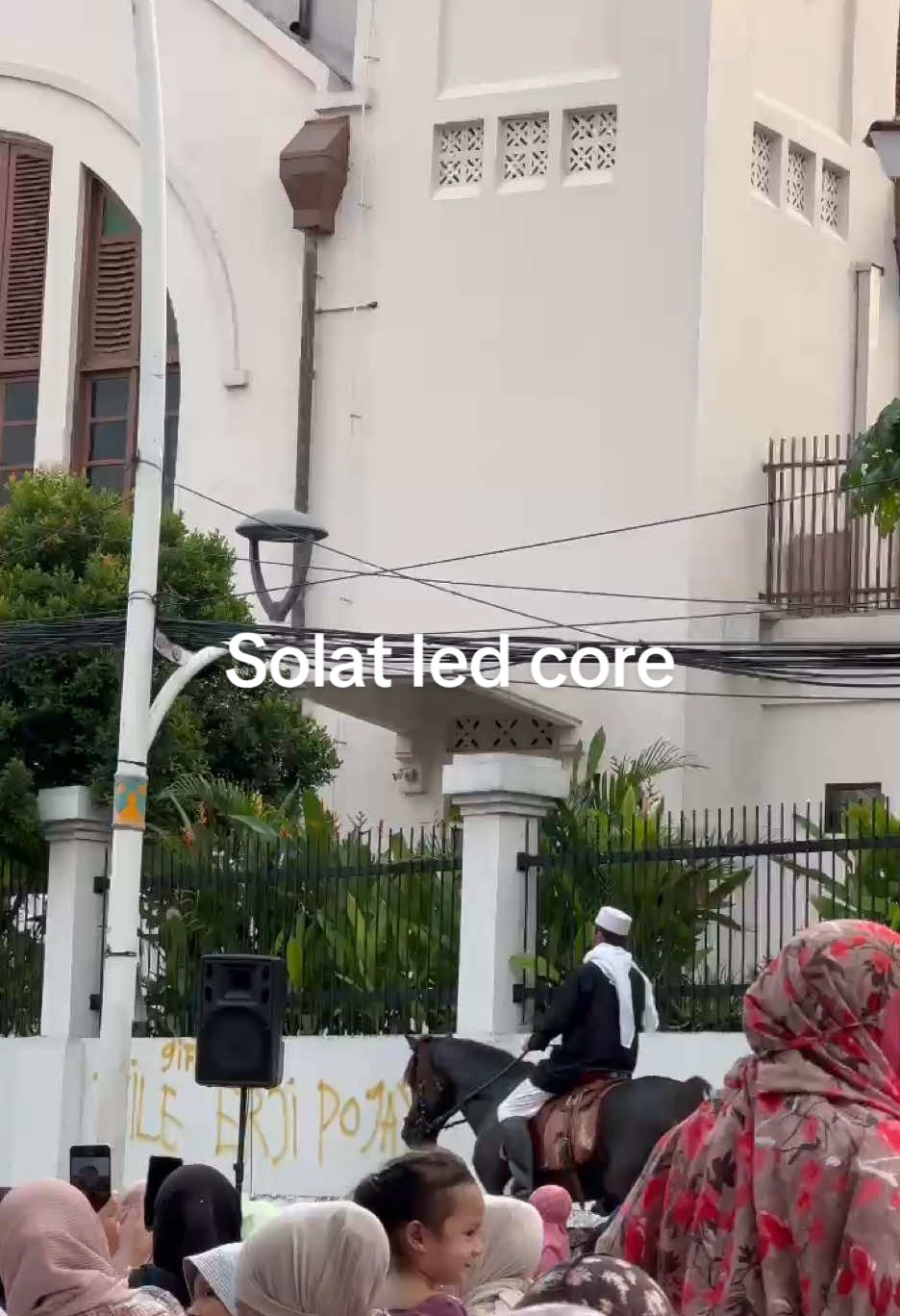Kelakuan random orang Jaktim. Gw pikir adek gw solat Ied di Inggris, ternyata di Jatinegara .. MasyaAllah kaget #solatiedadha #iduladha #solatiedcore #ied2025 #viral #fyp #indonesia #indonesiavschina 