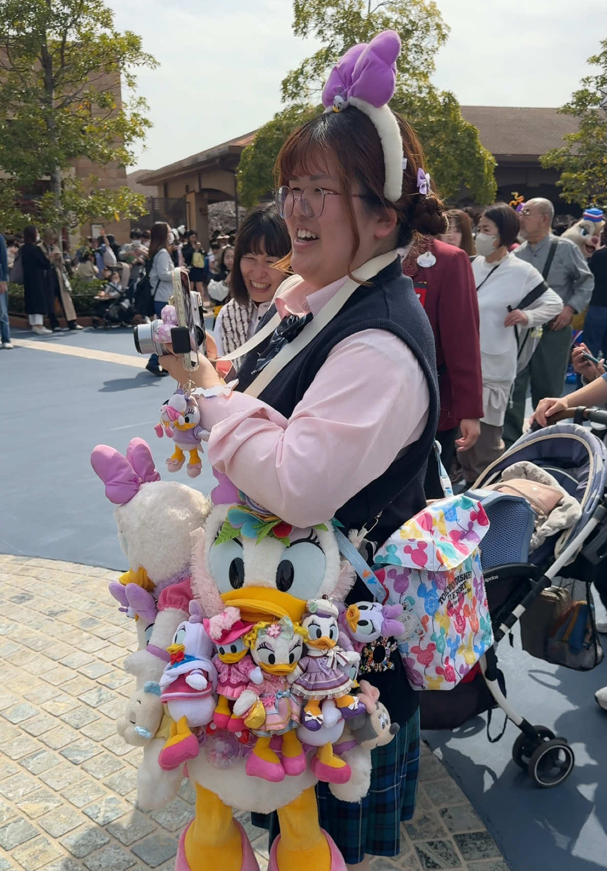 Tokyo Disneysea 🇯🇵#charactermeetandgreet #tokyodisneysea #japantrip #explorejapan #japantravel #japanlife #japantiktok #japan #touristspot #walkwithme #peoplewatching #kawaii #daisyduck 