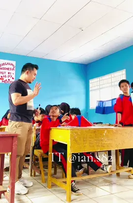 Ini sebenarnya bel jam pulang sudah berbunyi tapi ada anak yang tugasnya belum selesai karena digangguin sama temanya #guru #cikgu #tiktokguru #teacher #mathematics #funnytiktok #funnyvideos 