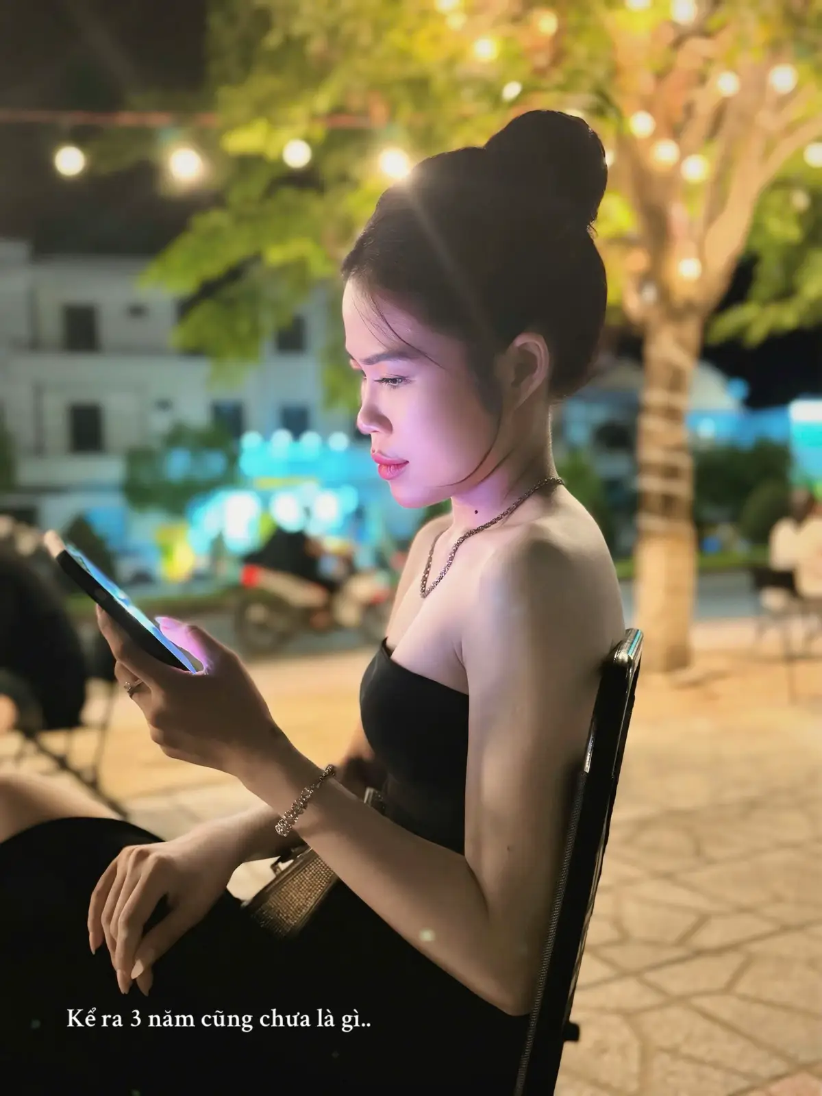 - Đi cùng nhau 5 năm, hay 10 năm đi chăng nữa thì đó cũng chỉ là một con số mà thôi. Còn có bền dài tiếp hay không là do lòng dạ mỗi con người. Người thực sự muốn đi tiếp cùng bạn sẽ biết cách cân bằng tất cả những điều xung quanh. Gia đình, bạn bè, sự nghiệp, vốn chẳng phải là lý do để một người thay lòng đổi dạ. Tệ bạc nhất chính là phũ phàng từ bỏ người đi cùng mình qua bao thăng trầm bão giông. Người đáng để bạn nương tựa cả đời, có thể không quá giàu có, không quá tài giỏi, nhưng nhất định phải đặt bạn ở vị trí mà dẫu năm tháng qua đi, cũng không có ai hay có cách gì làm lung lay được..