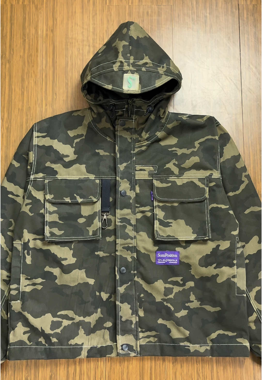 Made with premium cotton twill, a contemporary boxy design, and effortlessly cool camo tones. The Nattda anorak jacket for those who know where style is headed. #sura #surapositiva #anorak #anorakjacket 