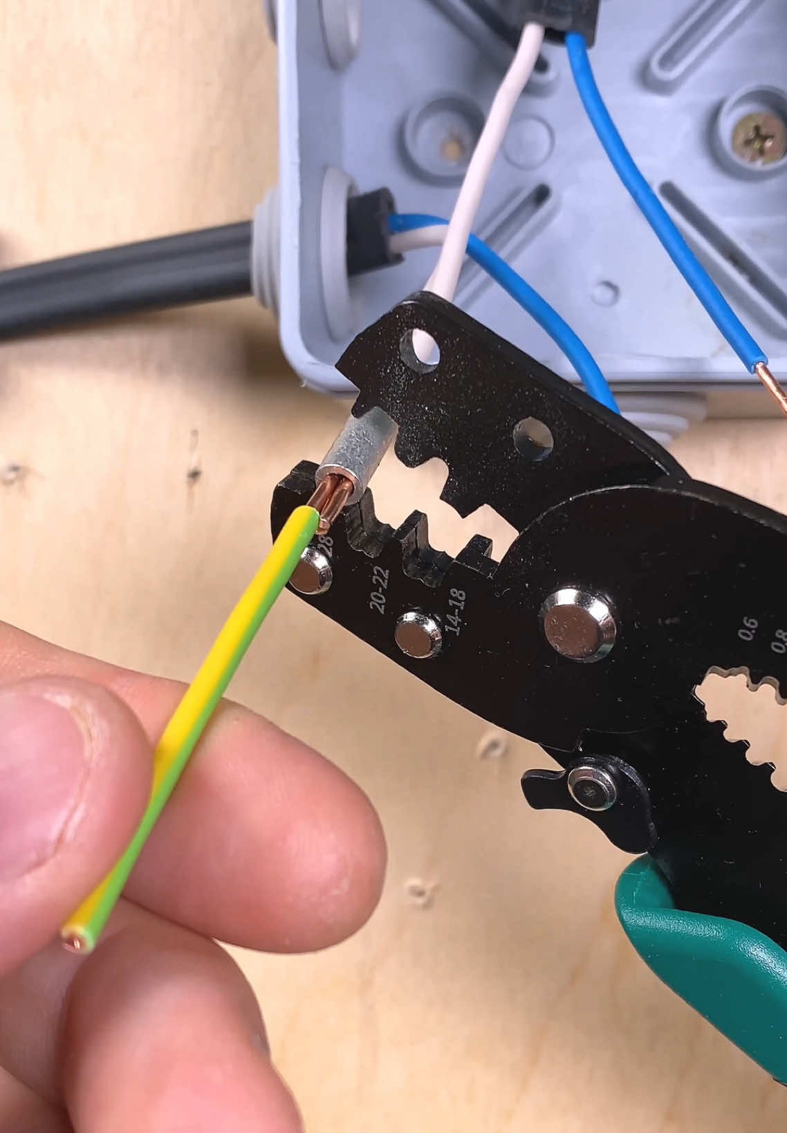 Diese zuverlässige Methode zum Anschließen von Drähten wird sich bei der Installation elektrischer Leitungen auf jeden Fall als nützlich erweisen. #tips #DIY #livehack #electrican 