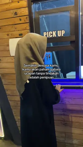 Jika tidak mempunyai tujuan yang jelas saat bersamamu, lebih baik tinggal kan. Kamu harus tau bagaimana rasanya menangis karena bahagia🫂 #repost #quotesarabic #arabicsong #songarabic #fypage 